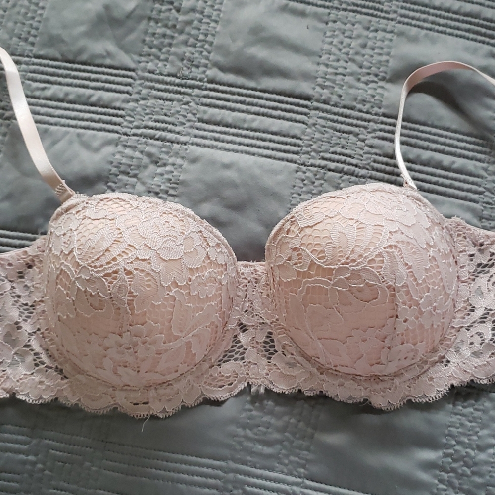 Jessica Simpson bra